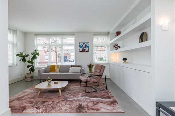 Foto - Te koop: In een rustige en kindvriendelijke woonomgeving staat deze moderne geschakelde twee-onder-een-kapwoning (bouwjaar 2011) met aangebouwde stenen garage, stijlvolle overkapping, vier slaapkamers, twee...